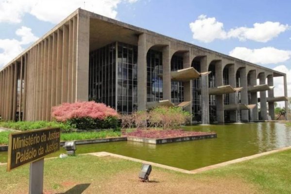 Ministérios da Justiça e das Relações Exteriores publicam Portaria nº 8 sobre procedimentos de naturalização especial