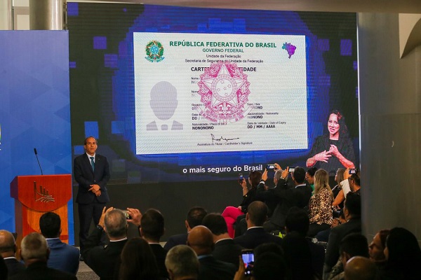 Governo entrega primeiras carteiras de identidade nacional