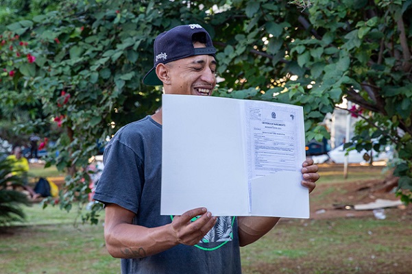 Após negar vender o nome, homem garante certidão de nascimento na Semana Registre-se!