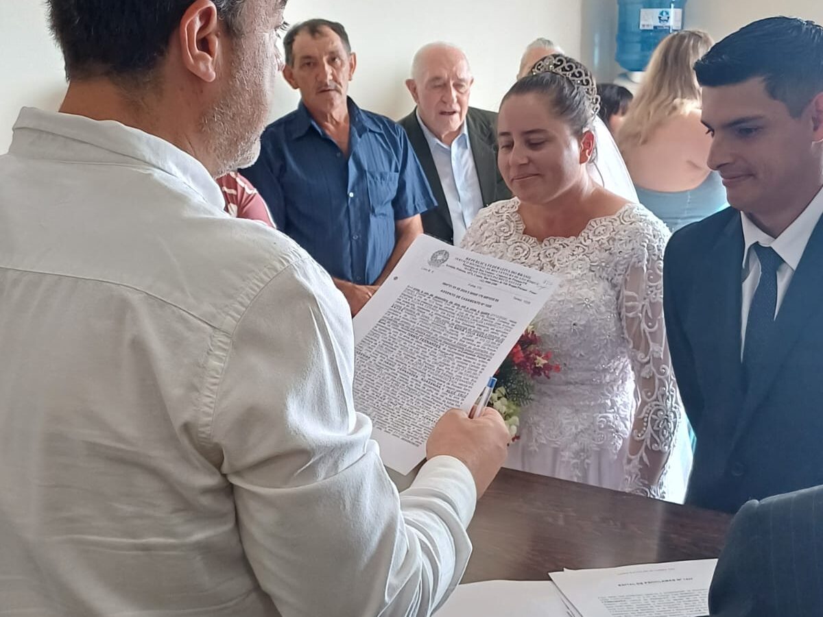 Serviço Distrital de Boa Ventura de São Roque, no Paraná, celebra o primeiro casamento civil de um casal surdo-mudo na região